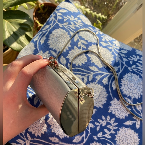 Vintage Stuart Weitzman Silver Satin Minaudière / Box Clutch w Removable Chain - Picture 4 of 13